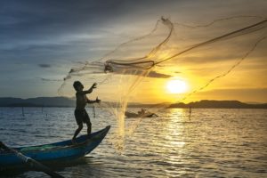 投網を投げる漁師